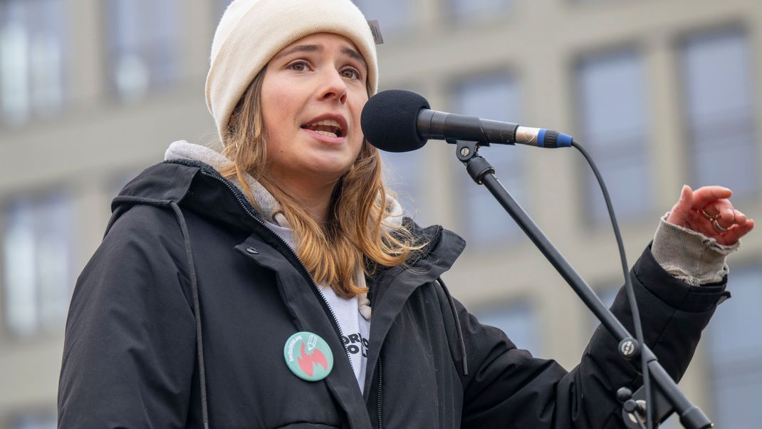 Das Motto der Demonstration, auf der auch Klimaaktivistin Luisa Neubauer spricht, lautet: "Klimaziele abschaffen? Nicht mit uns!"