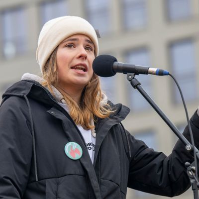 „Klimaziele abschaffen? Nicht mit uns!“ Mit diesem Motto demonstrieren Klimaaktivist:innen gegen Koalitionsbeschlüsse.