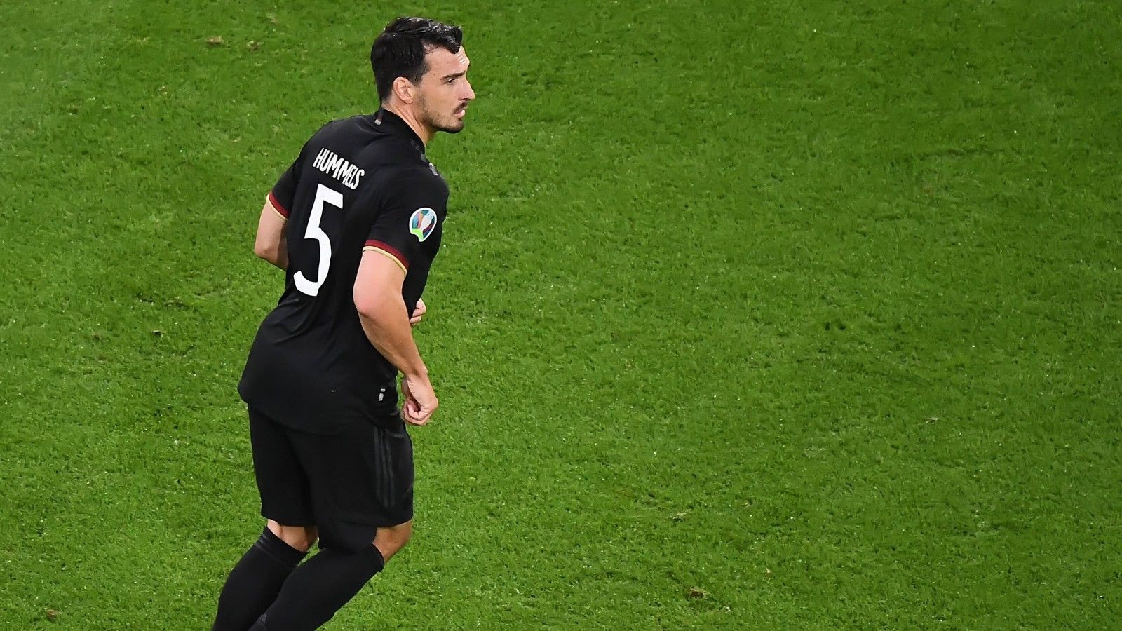 
                <strong>Mats Hummels (Borussia Dortmund)</strong><br>
                Auch in der Abwehr fehlt der ein oder andere prominente Name. Der bekannteste: Mats Hummels. Der BVB-Verteidiger spielte zuletzt beim EM-Achtelfinale 2020 für Deutschland - ein weiteres Länderspiel wird in Katar nicht hinzukommen.
              