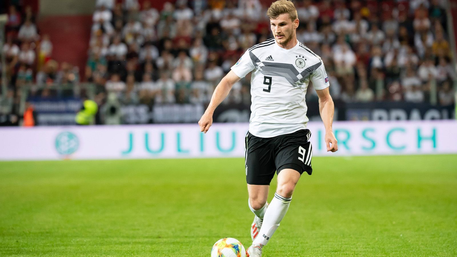 
                <strong>Timo Werner (23)</strong><br>
                Der Leipziger Angreifer gilt ebenso wie Brandt, Havertz und Sane als Teil des Neubeginns der A-Mannschaft. Als 1996er Jahrgang wäre der Turbo-Stürmer aber auch noch für das EM-Turnier der U21 spielberechtigt. In insgesamt sieben Spielen für die U21-Auswahl gelangen ihm drei Tore.
              