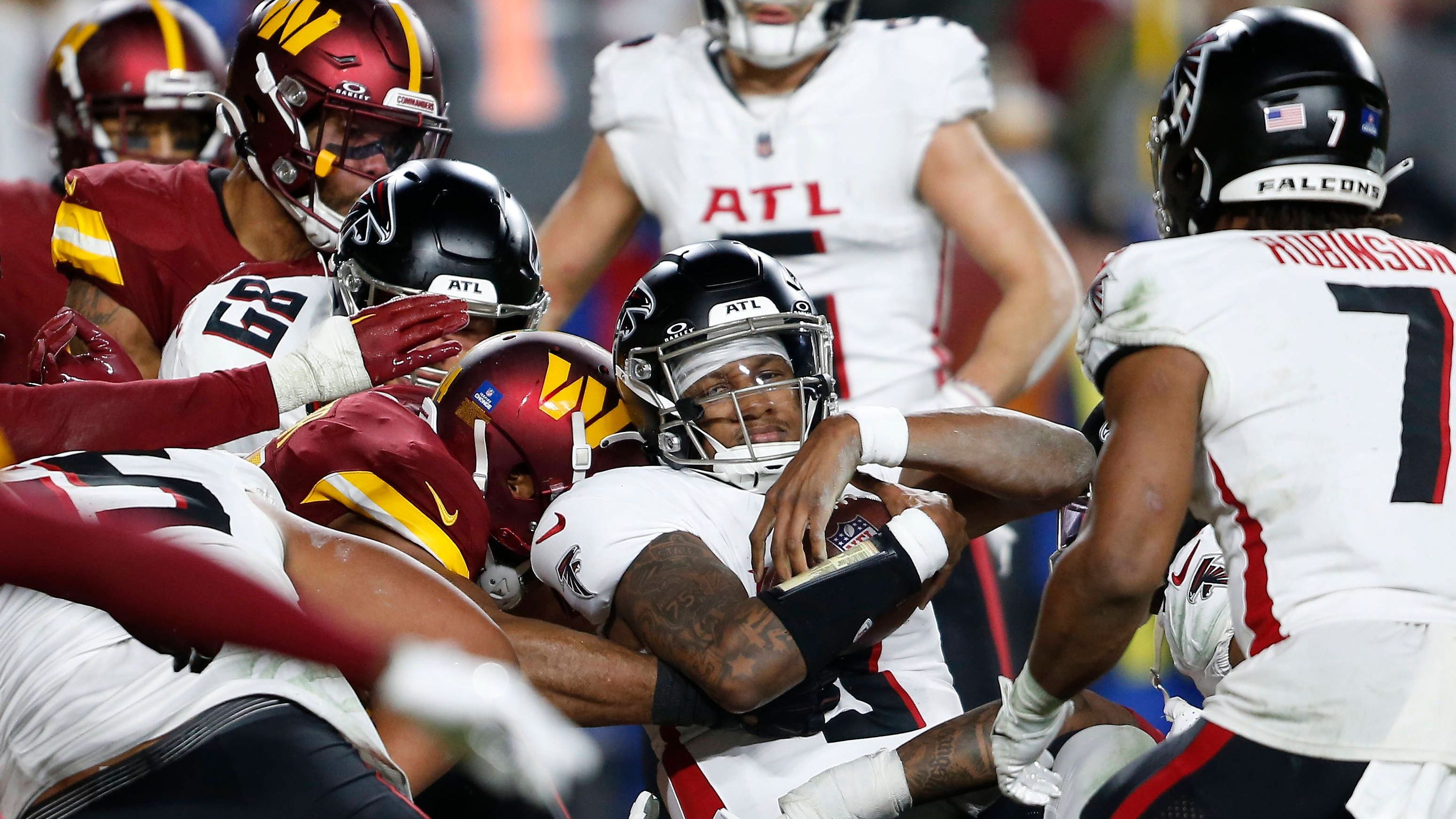<strong>Washington Commanders at Atlanta Falcons 29:24</strong><br>Im zweiten Spiel von Jayden-Daniels-Backup Marcus Mariota feiern die Commanders ihren zweiten Sieg. Die Falcons schaffen es zwar – anders als noch in der Vorwoche gegen die Carolina Panthers – immerhin Punkte zu erzielen, doch für einen Erfolg reicht es erneut nicht. Erste Stimmen werden laut, dass es Zeit für einen Quarterback-Wechsel in Atlanta sein könnte: Kirk Cousins statt Michael Penix Jr.