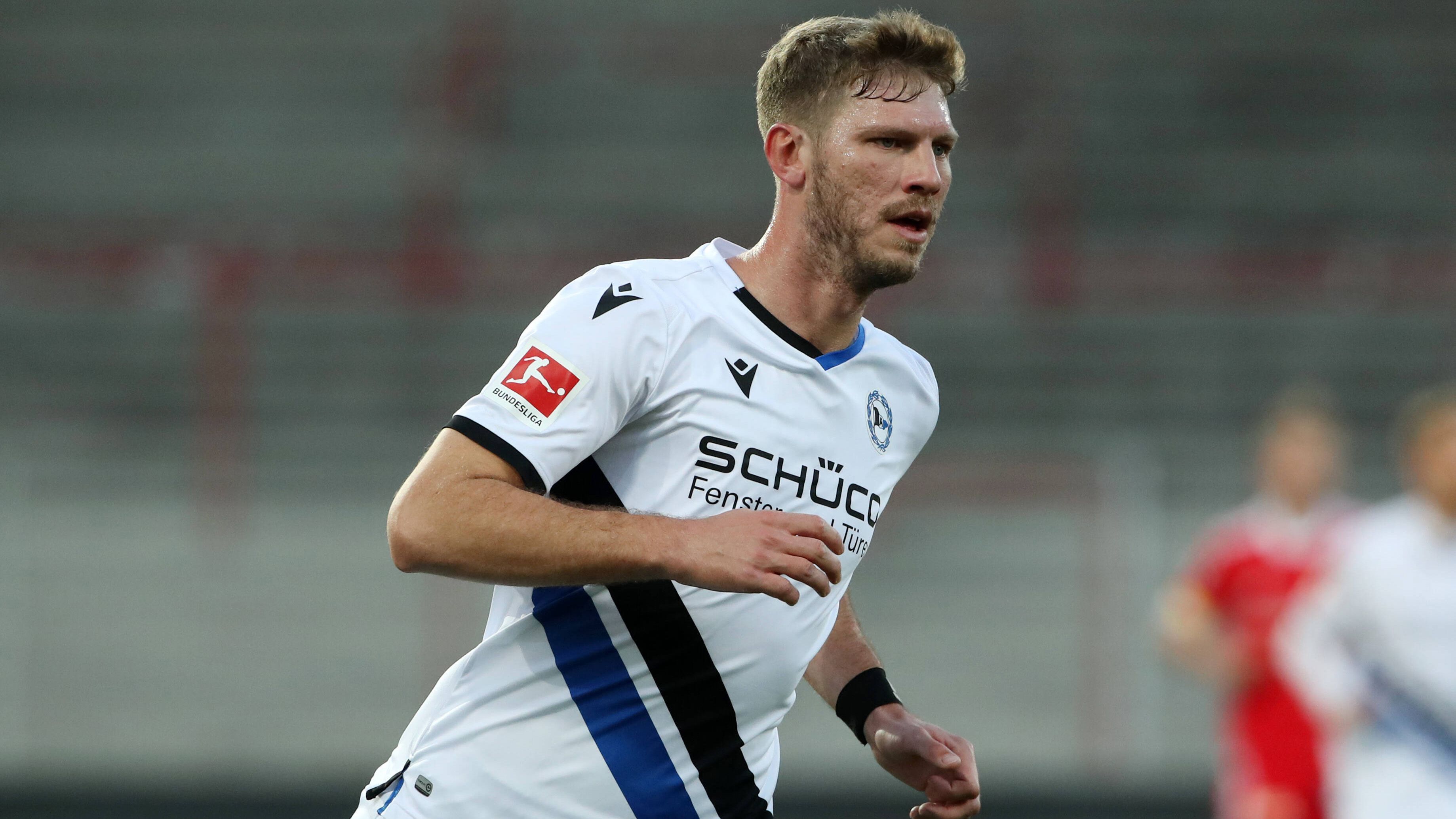 
                <strong>Fabian Klos</strong><br>
                &#x2022; Im Verein: seit 2011<br>&#x2022; Einsätze: 418 Spiele<br>&#x2022; Sonstiges: Aktive Vereinslegende - wollte die Arminia 2022 eigentlich verlassen, hängte dann aber doch noch ein Jahr dran. Mit zwei Einsätzen in der Relegation würde er mit Bielefelds Rekordspieler Wolfgang Kneib (420 Einsätze) gleichziehen. <br>
              