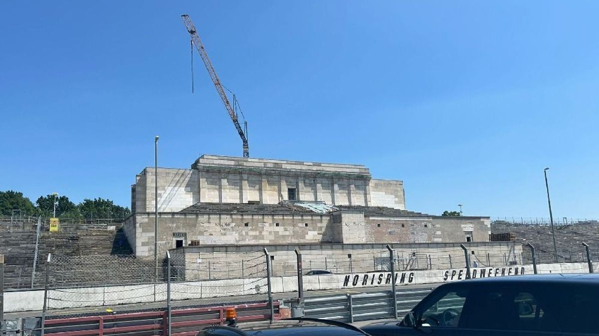 Der gesperrte Mittelbau der Steintribüne mit den offenen Bereichen links und rechts