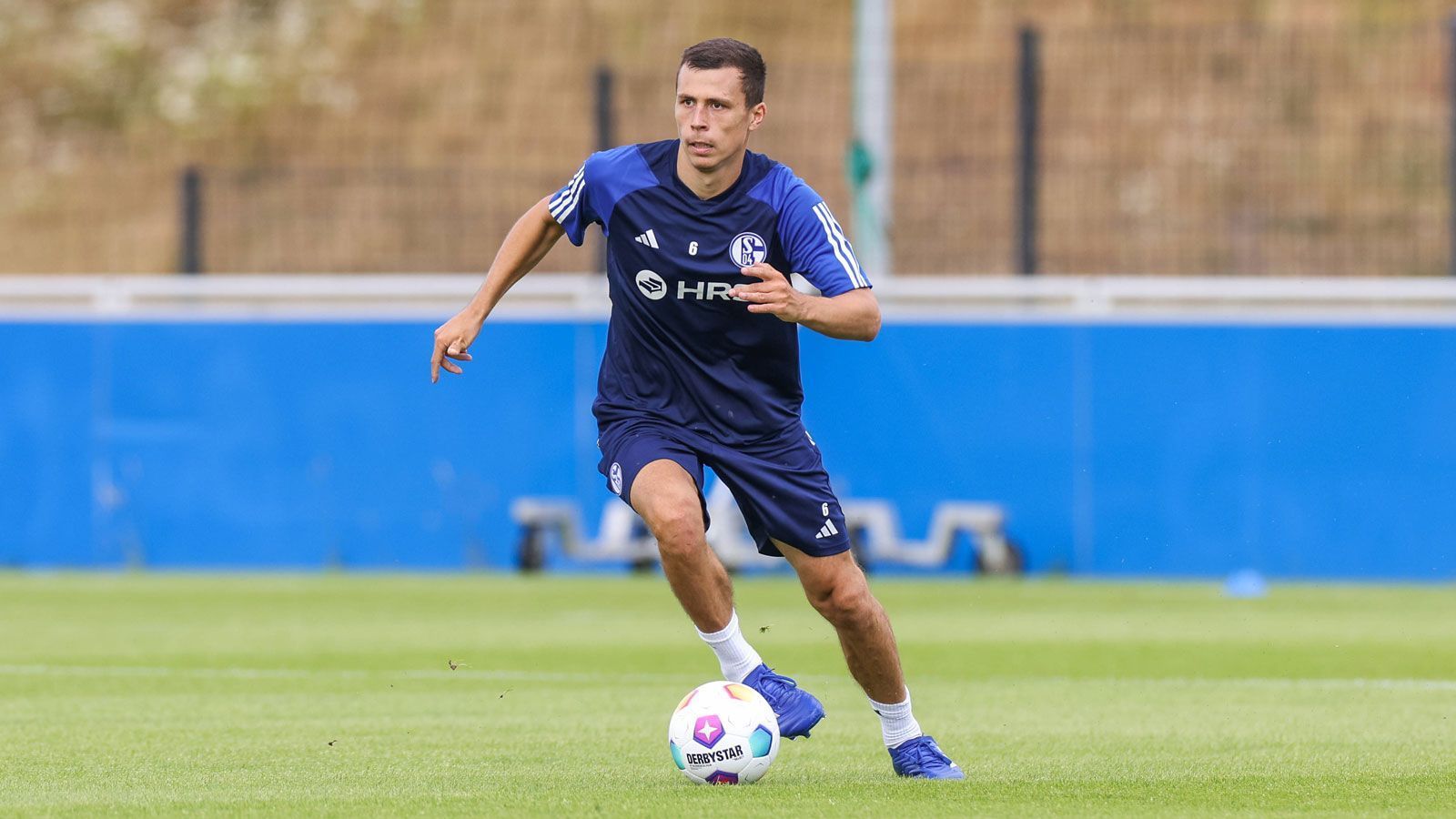 <strong>Ron Schallenberg</strong><br>
                Für eine Ablösesumme, die laut "kicker" im "unteren siebenstelligen Bereich" liegt, hat sich Bundesliga-Absteiger FC Schalke 04 die Dienste von Ron Schallenberg gesichert. Der Sechser kommt vom Zweitliga-Konkurrenten SC Paderborn und wurde mit einem Vertrag bis 2026 ausgestattet. "Ron bringt mit seiner Übersicht, Dynamik und Zweikampfstärke wichtige Qualitäten für die Position in der Zentrale mit", hob Trainer Thomas Reis in der Pressemitteilung die Vorzüge des 24-Jährigen hervor.
