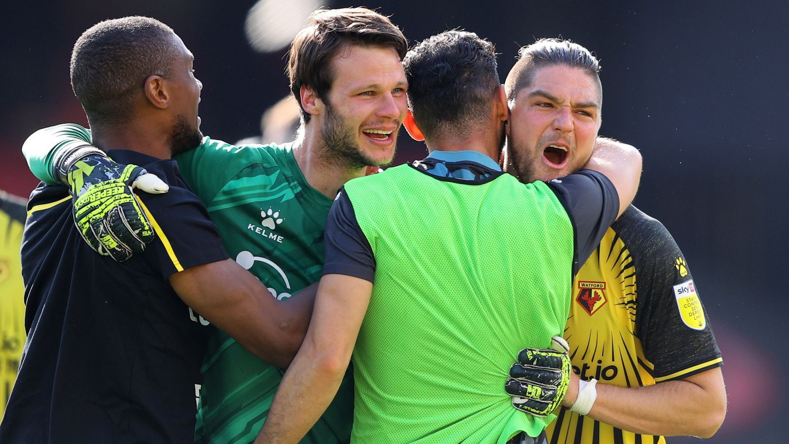
                <strong>FC Watford (England)</strong><br>
                Mit dem FC Watford stand auch der zweite direkte Aufsteiger in die Premier League vorzeitig fest. Die "Hornets" machten die Rückkehr in Englands Fußball-Oberhaus durch einen 1:0-Heimsieg am 44. Spieltag gegen den FC Millwall perfekt. Unmittelbar zuvor hatte Watford auch den zu diesem Zeitpunkt bereits feststehenden Aufsteiger Norwich mit 1:0 geschlagen. Ein Glücksgriff gelang Watford Ende Dezember 2020, als man den spanischen Trainer Xisco vom georgischen Klub Dinamo Tiflis verpflichtete. Der frühere Stürmer gewann 17 seiner 24 Liga-Spiele bis zur endgültigen Aufstiegs-Entscheidung.
              