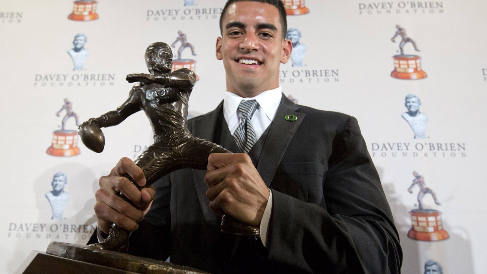 <strong>2014: Marcus Mariota</strong><br>
                Quarterback - University of Oregon
