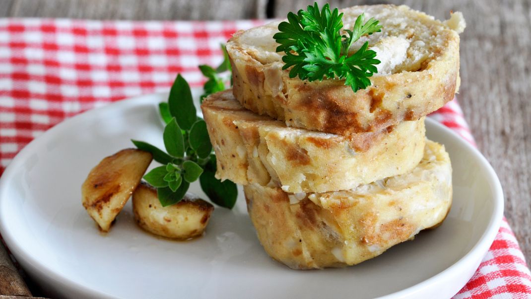 Diese Semmelknödel aus der Gugelhupfform solltest du unbedingt probieren! Sie schmecken köstlich, sind einfach zuzubereiten und passen optimal zum Festtagsessen.