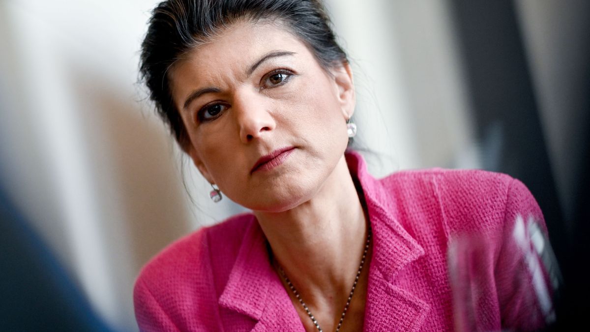 Sahra Wagenknecht steht im Bundestag am Rande eines Interviews. 