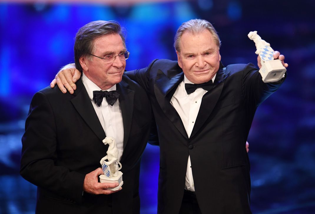 Die Brüder Elmar (links) und Fritz Wepper erhalten 2019 bei der Verleihung des Bayerischen Fernsehpreises im Prinzregententheater die Trophäe, den Blauen Panther. 