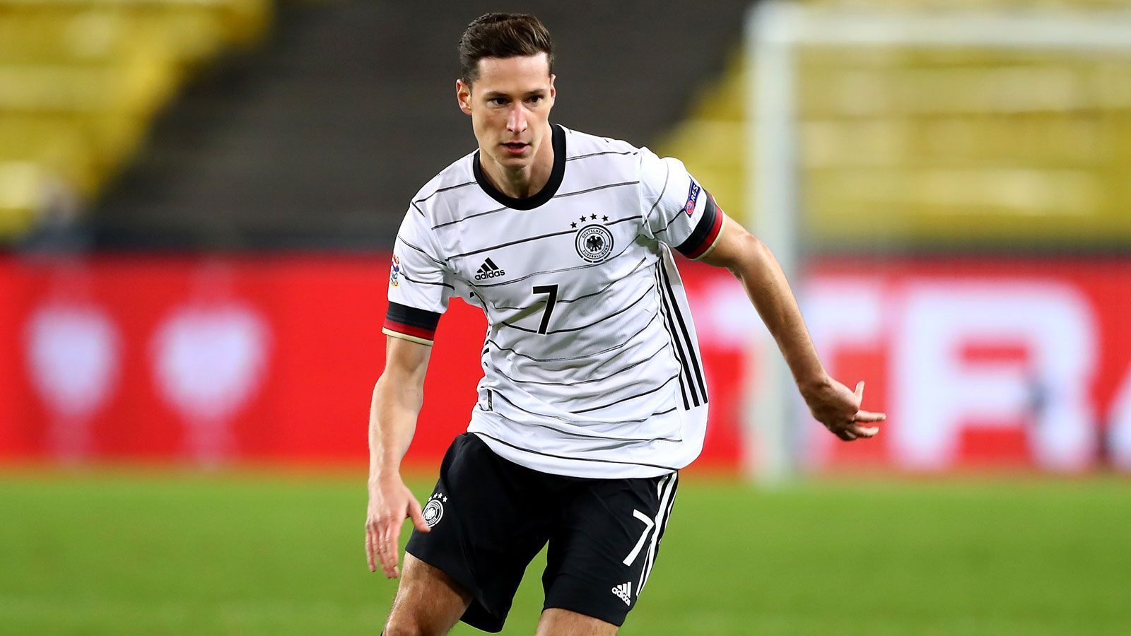 
                <strong>Wackelkandidat: Julian Draxler (Angriff, Paris St. Germain)</strong><br>
                In jungen Jahren war Julian Draxler bereits der Shootingstar im DFB-Team, doch nun im besten Fußballeralter fehlt schon noch ein ordentlicher Schritt zu der einstmals wohl angedachten Rolle als Führungsspieler. Dazu kommt: Der Ex-Schalker spielt im Starensemble von Paris St. Germain zumeist nur die zweite Geige, sein Verbleib war deshalb eine Überraschung. Derzeit legt ihn ohnehin eine Oberschenkelverletzung lahm. Aber bleibt Draxler in Paris Edelreservist, könnte ihm auch bei der EM eine Zuschauerrolle blühen.
              