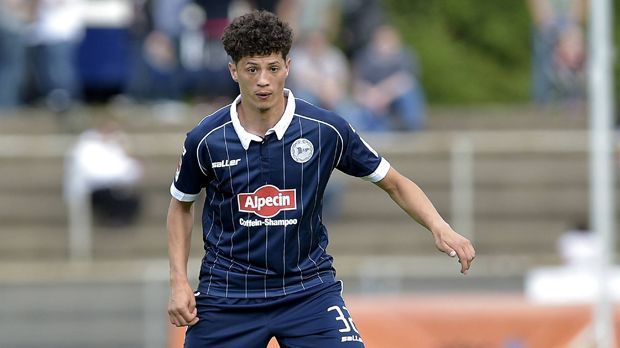 
                <strong>Samir Benamar (Arminia Bielefeld)</strong><br>
                Für die Arminia ist es schon der zweite Unfall innerhalb von zwei Monaten: Mittelfeld-Profi Samir Benamar bleibt im Juli 2015 ebenfalls nach einem Zusammenstoß im Training verletzt liegen. Seine Zunge ist ihm dabei in den Hals gerutscht, er droht zu ersticken. Das Team ruft den Notarzt, es kommt sogar der Rettungshubschrauber. Glücklicherweise kann Benamar gerettet werden und nach wenigen Wochen zurückkehren. 
              