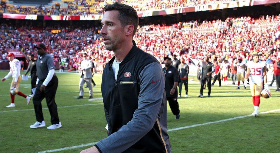 
                <strong>Verlierer: Kyle Shanahan</strong><br>
                In der letzten Saison war Kyle Shanahan noch der gefeierte Offensive-Coordinator des Super-Bowl-Teilnehmers Atlanta Falcons. Bei den San Francisco 49ers durfte er nun erstmals als Head Coach fungieren – mit einem dramatischen Zwischenergebnis. Die 49ers haben die ersten acht Saisonspiele alle verloren und damit den schlechtesten Saisonstart der Franchise-Geschichte hingelegt. Ob mit dem neuen Quarterback Jimmy Garoppolo die große Wende kommt?
              