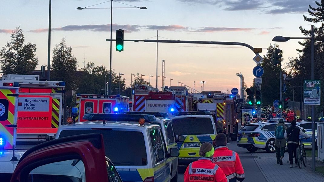 Ein Großaufgebot von Rettungskräften, Feuerwehr und Polizei ist stundenlang im Einsatz gewesen. 