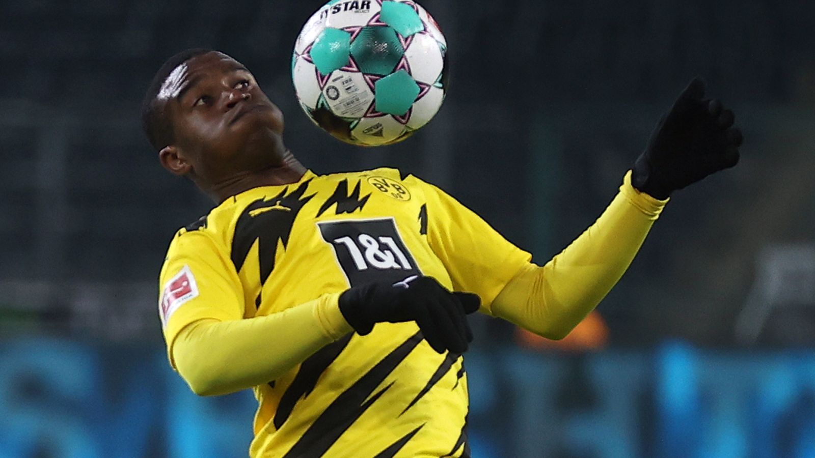 
                <strong>Youssoufa Moukoko</strong><br>
                Auch Moukoko kommt in der 83. Minute in das Spiel und darf ein wenig Derby-Luft schnuppern. ran-Note: Ohne Bewertung
              