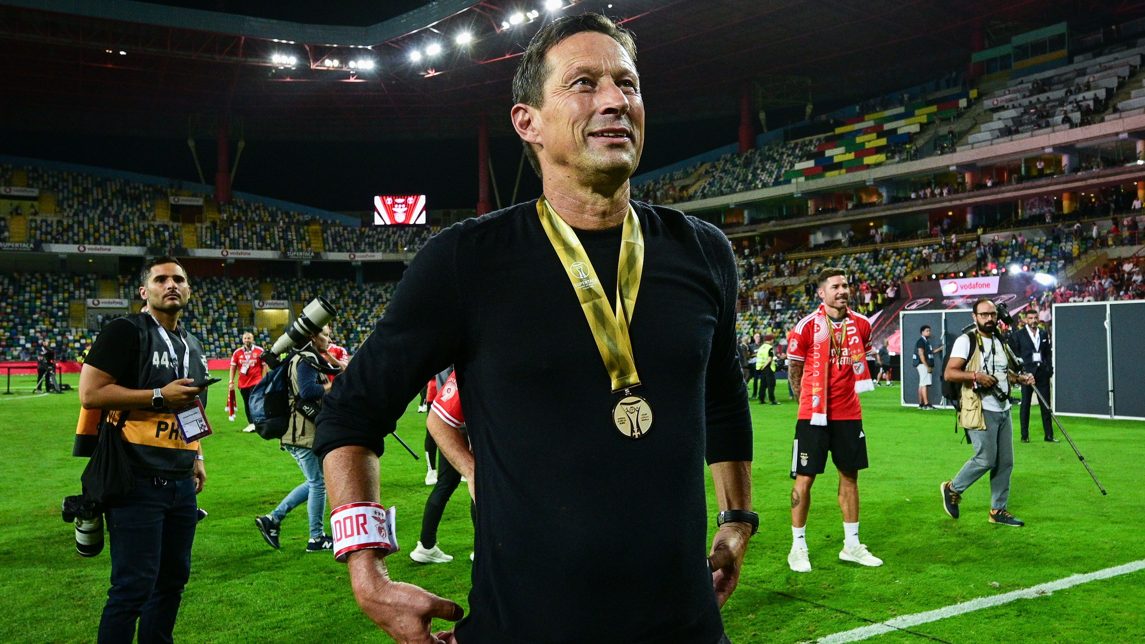 <strong>Roger Schmidt (Benfica Lissabon)</strong><br>
                Der frühere Leverkusen-Coach Roger Schmidt ist seit dem Sommer 2022 Trainer von Benfica Lissabon. Er führte die Portugiesen auf Anhieb zum Meistertitel und bis ins Viertelfinale der Champions League. Schmidt, dessen Vertrag bis 2026 läuft, kämpft auch in seinem zweiten Jahr wieder um den Titel, hat eine Krise im Herbst 2023 überstanden.&nbsp;