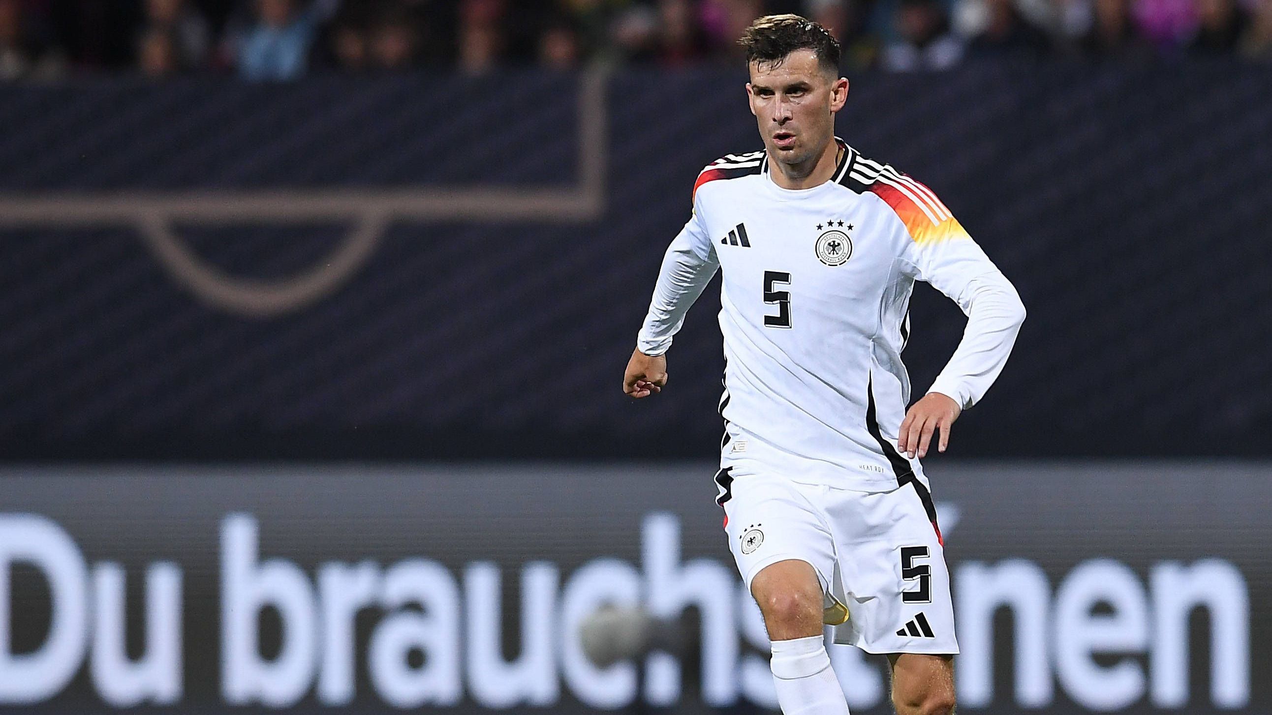 <strong>Pascal Groß</strong><br>Löst den deutschen Aufbau im Zusammenspiel mit Andrich aus. Oft gesucht, noch öfter anspielbar. Allerdings nicht so omnipräsent wie Toni Kroos, den der 32-Jährige vertritt. Schlägt trotzdem eine maßgeschneiderte Flanke vor Gündogans Riesenchance. <strong><em>ran</em>-Note:</strong> <strong>3</strong>