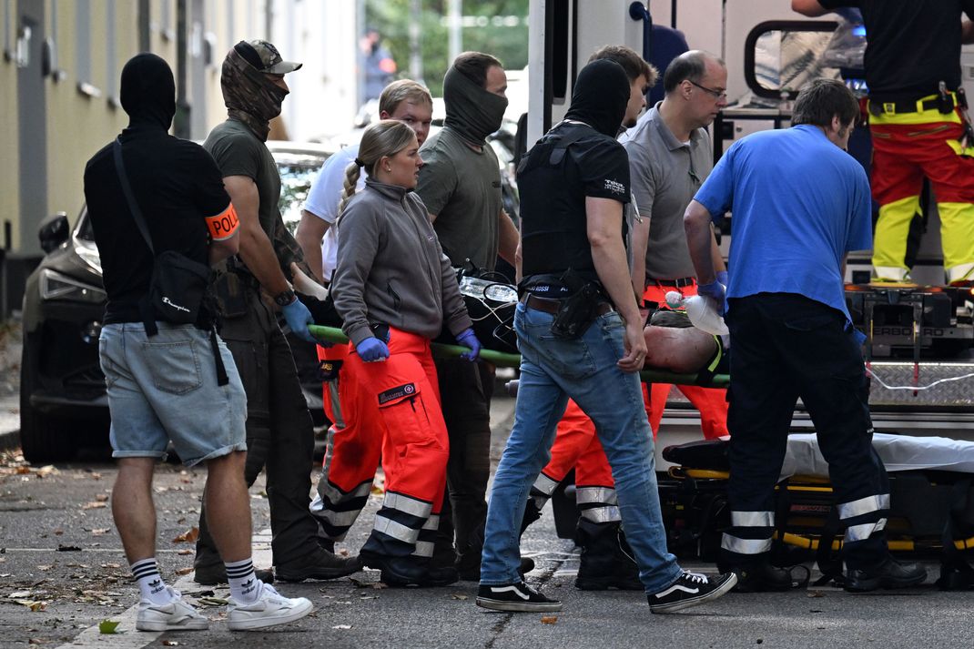 Einsatzkräfte in Essen brachten die Trage mit einer verletzten, tatverdächtigen Person zu einem Rettungswagen. (Archivbild)
