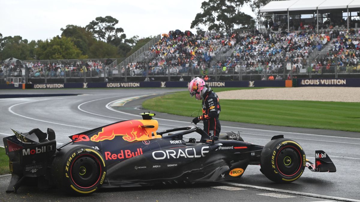 AUSTRALIAN GRAND PRIX, Liam Lawson of Red Bull Racing crashes during the Australian Formula One Grand Prix at Albert Park in Melbourne, Victoria, Sunday, March 16, 2025. ( !ACHTUNG: NUR REDAKTIONEL...