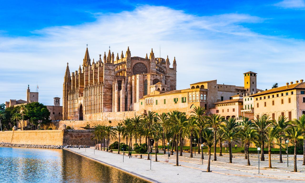 Wir können dem "Lonely Planet" nur zustimmen: Palma ist "eine Wucht". Ein Spaziergang durch die Hauptstadt verbindet die Vergangenheit mit der Moderne. Zu den Must-sees gehören die gotische Kathedrale "La Seu", deren Grundstein bereits 1230 gelegt wurde, das Castell de Bellver, eine kreisrunde Festung aus dem 14. Jahrhundert, und der Hafen. In den Gassen der Altstadt "verstecken" sich Läden, Handwerk-Ateliers und Galerien. Sa