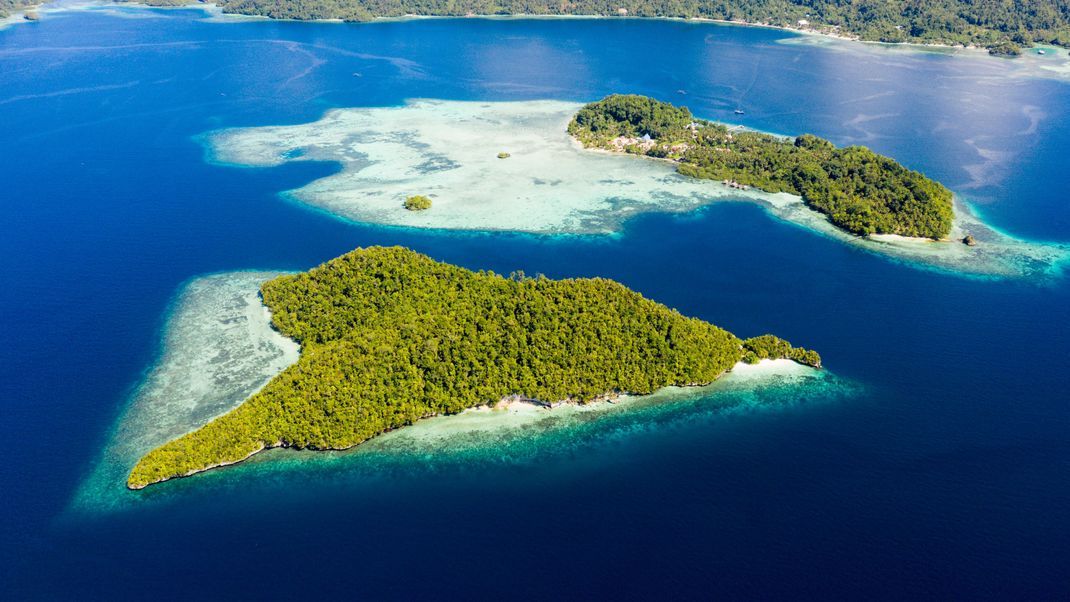 Tropische Inseln vor Waigeo, Raja Ampat, West Papua, Indonesien: Hier liegt laut einem Forscherteam die Lösung des "Argoland"-Rätsels.