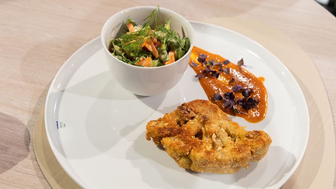 Blumenkohl-Schnitzel mit Walnuss-Panade, Paprikaketchup und Frühlingssalat.