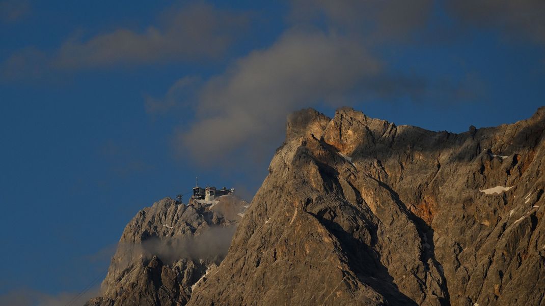 Der Gipfel der Zugspitze von Tiroler Seite aus gesehen. Auf dem Wanderweg nach oben starb ein deutscher Mann.