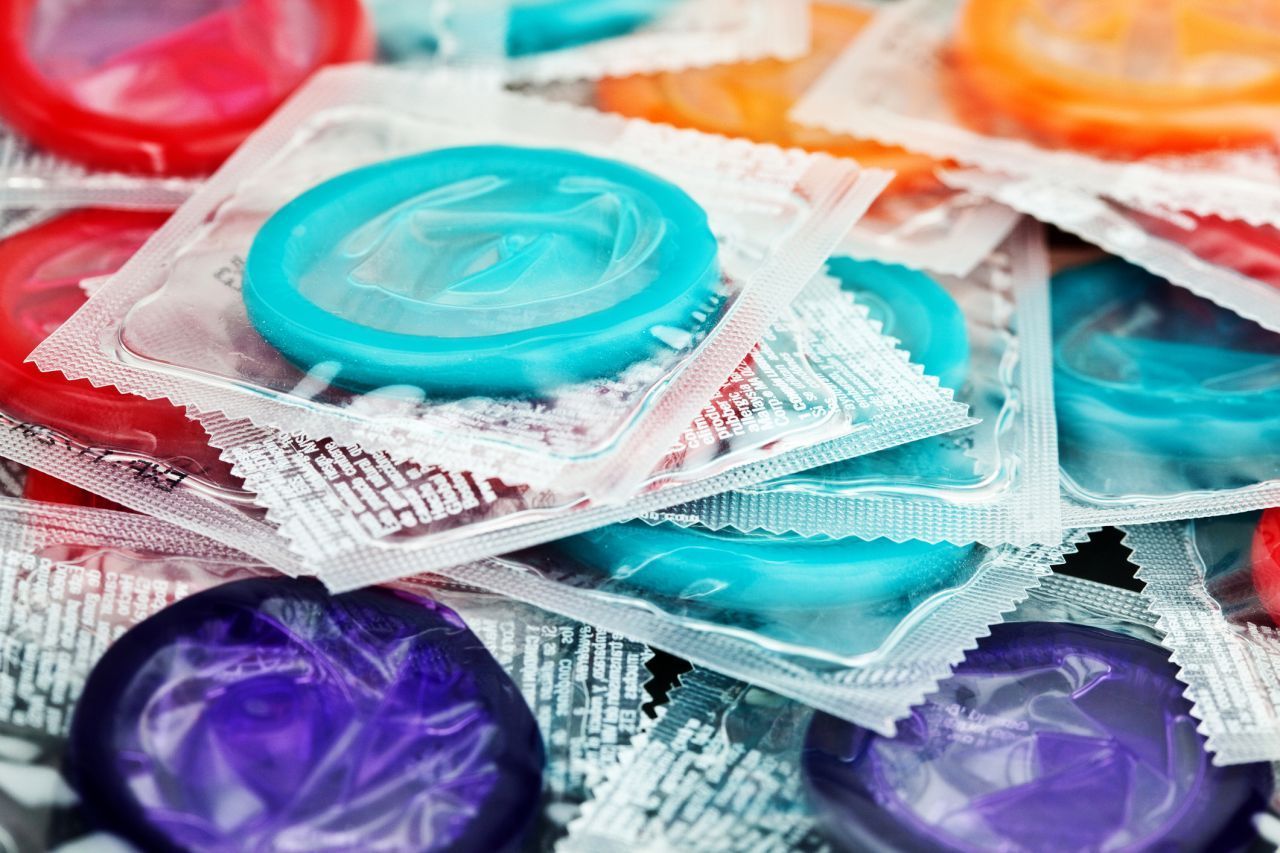 Kondome: ein Bestandteil von Latexkondomen ist Kasein. Der Milchbestandteil soll Latex geschmeidig machen.