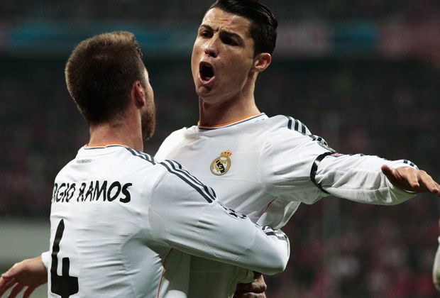 
                <strong>Bayern München - Real Madrid 0:4</strong><br>
                In der 16. Spielminute kommt der Schock für den FC Bayern München - Sergio Ramos (l.) köpft für die Real-Elf zum 0:1 ein - Ronaldo (r.) feiert das gebührend.
              