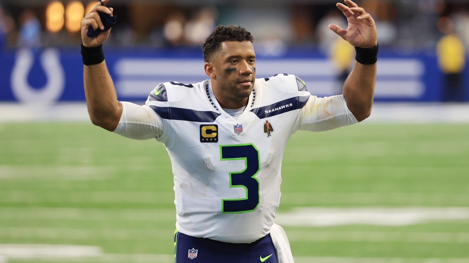 
                <strong>Russell Wilson</strong><br>
                Er ist natürlich das Zentrum des Mega-Trades. Nach zehn Jahren bei den Seattle Seahawks wird Russell Wilson wohl eine neue Herausforderung annehmen. Zwar besitzt sein Vertrag eine No-Trade-Klausel, allerdings wird er diese kaum ziehen. Bei den Broncos hat er mit einem jungen hungrigen Team die Chance auf seinen zweiten Super Bowl. 
              