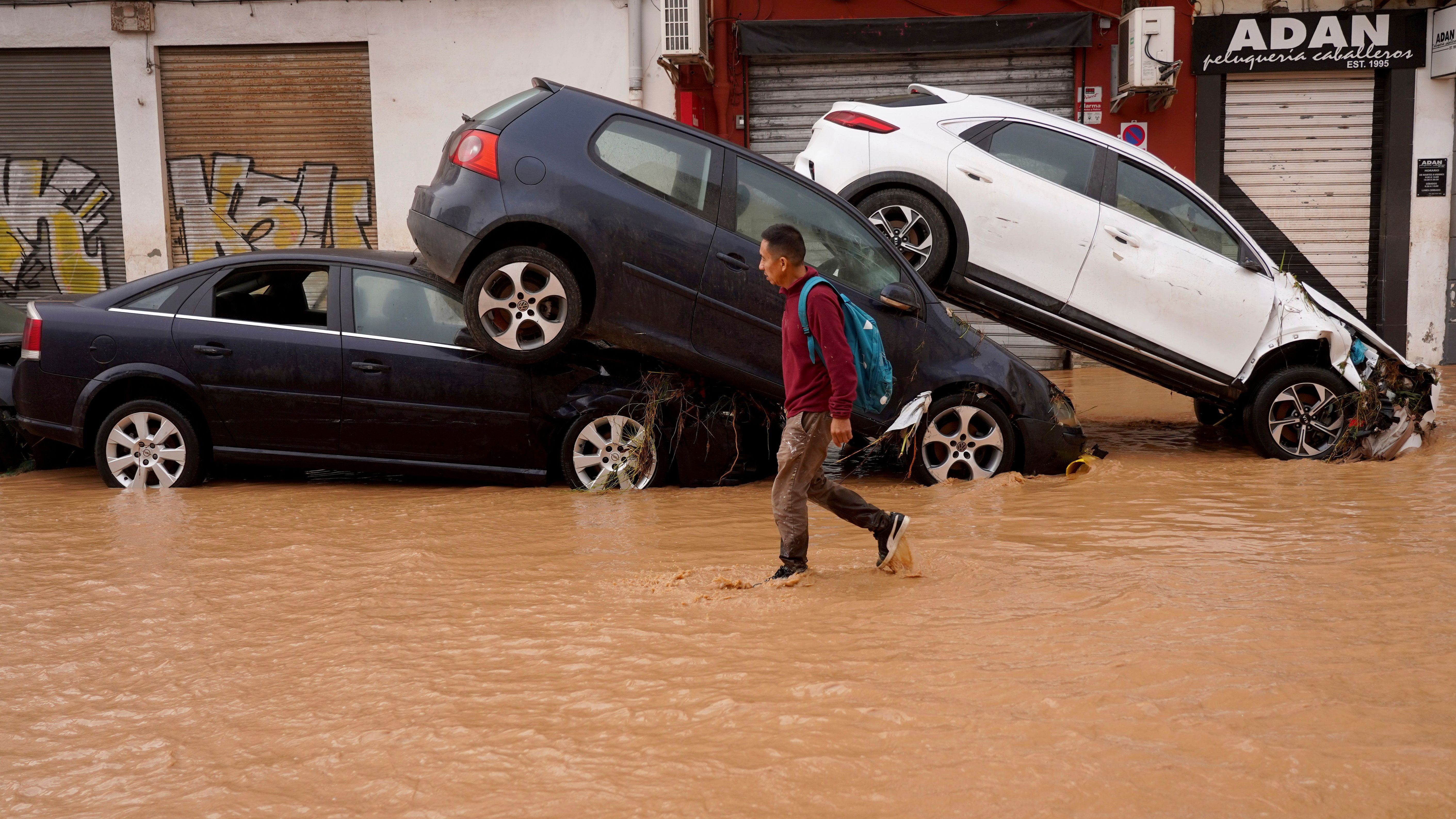 Die Wassermassen haben in Valencia die Autos aufeinander geschoben.