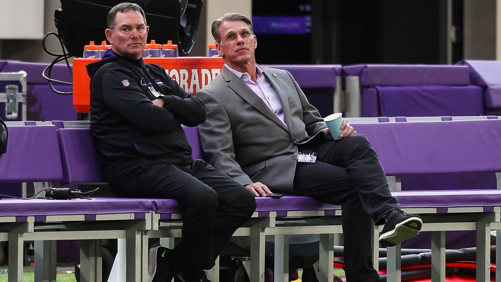 
                <strong>Minnesota Vikings: Head Coach Mike Zimmer und General Manager Rick Spielman</strong><br>
                "Wir glauben daran, dass es Zeit für neues Führungspersonal wird, um konstant um die Meisterschaft mitkämpfen zu können." Mit diesen Worten verkündeten die Minnesota Vikings die Entlassungen von Mike Zimmer und Rick Spielman. In acht Saisons erreichte Zimmer mit den Vikings dreimal die Playoffs und konnte zwei Spiele in der Postseason gewinnen. Seine komplette Bilanz in Minnesota liest sich wie folgt: 72-56-1. Spielman kam 2006 zur Franchise, stieg 2012 zum GM auf und verpflichtete Zimmer 2014. Nun müssen beide gehen. 
              