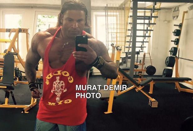 
                <strong>Neues von Tim Wiese</strong><br>
                Schon lange nichts mehr von Tim Wiese gehört? Jetzt gibt es Neuigkeiten - oder zumindest neue Bilder. Murat Demir, der Trainingspartner des ehemaligen Bundesliga-Keepers, postet dieses Bild und schreibt: "125kg mit unter 10% Fettanteil!"
              