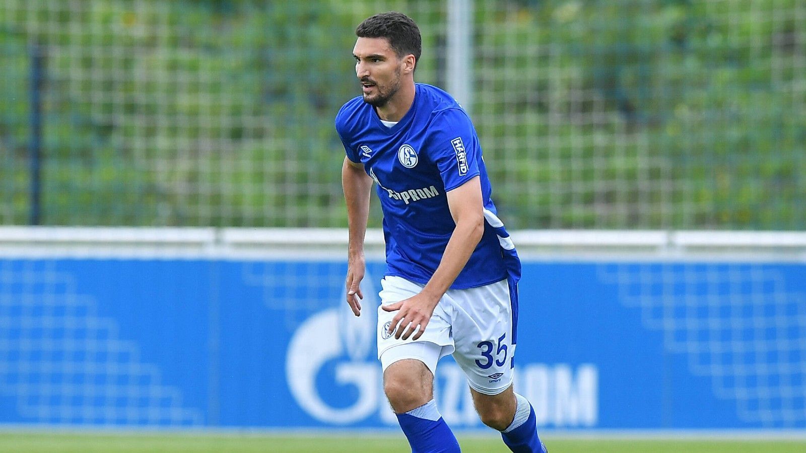 
                <strong>Marcin Kaminski (FC Schalke 04)</strong><br>
                Der Neuzugang aus Stuttgart agiert als Abwehrchef neben den beiden Jungstars Thiaw und Flick zumeist überzeugend in der Defensive. Nur nach gut 20 Minuten verursacht Kaminski recht leichtfertig einen Eckball für den HSV. Bei einem Vorstoß kurz vor der Pause ist Kaminski dann im Pech, scheitert per Kopf an Keeper Heuer Fernandes, ebenso kurz vor dem Ende. ran-Note: 3
              