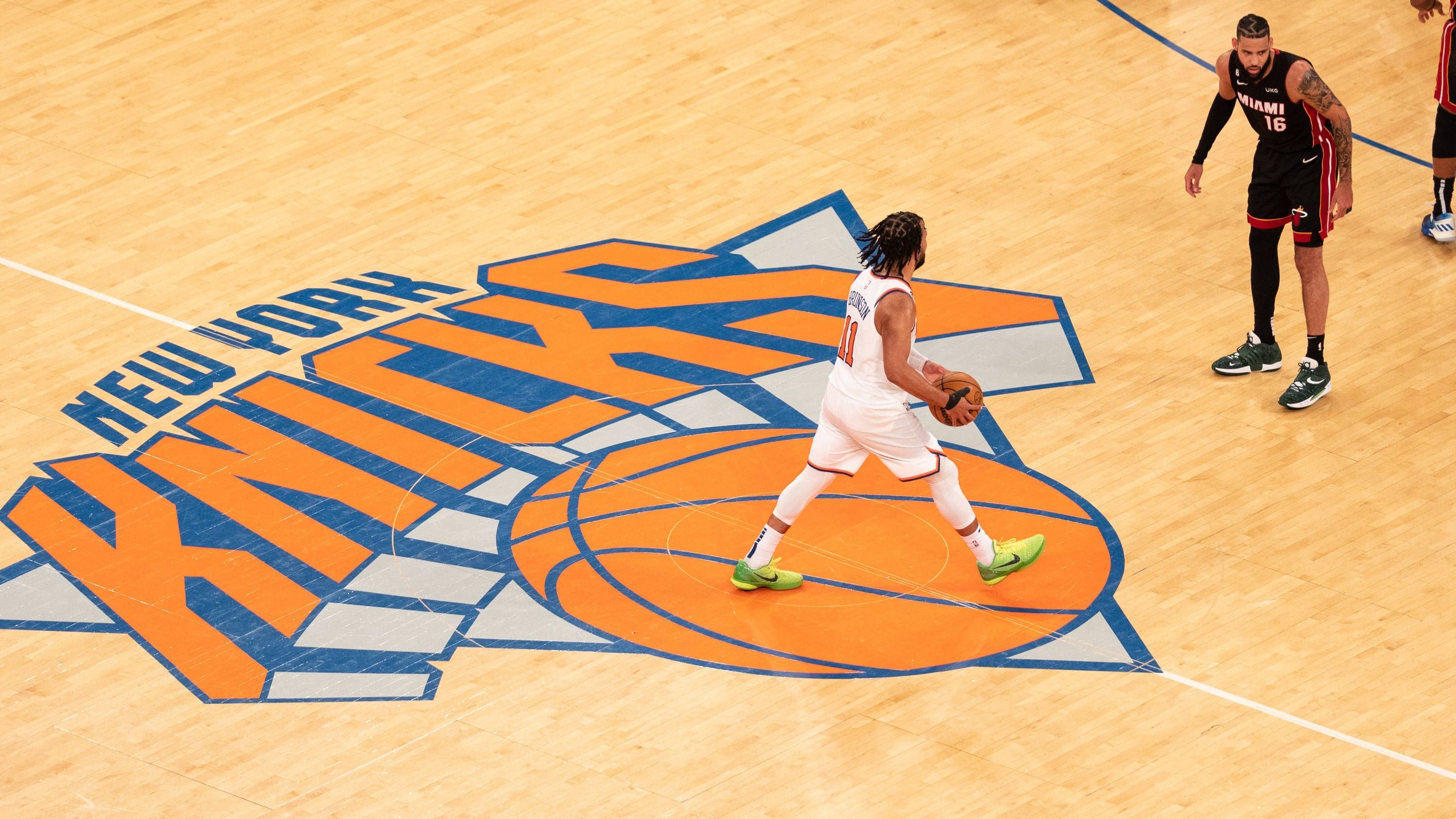 <strong>New York Knicks</strong><br>Teamgründer Ned Irish wollte für sein neues New Yorker Team 1946 einen Namen, der in der Geschichte der Stadt verankert ist. Er entschied sich für den Mitarbeiter-Vorschlag Knickerbockers, kurz Knicks. So wurden in den USA die niederländischen Einwanderer genannt, die das heutige New York unter dem Namen "Niew Amsterdam" im 17. Jahrhundert gründeten. Den Spitznamen erhielten Einwohner Manhattans in Anlehnung an den fiktionalen Romancharakter Diedrich Knickerbocker aus Washington Irvings Roman "A History of New-York".