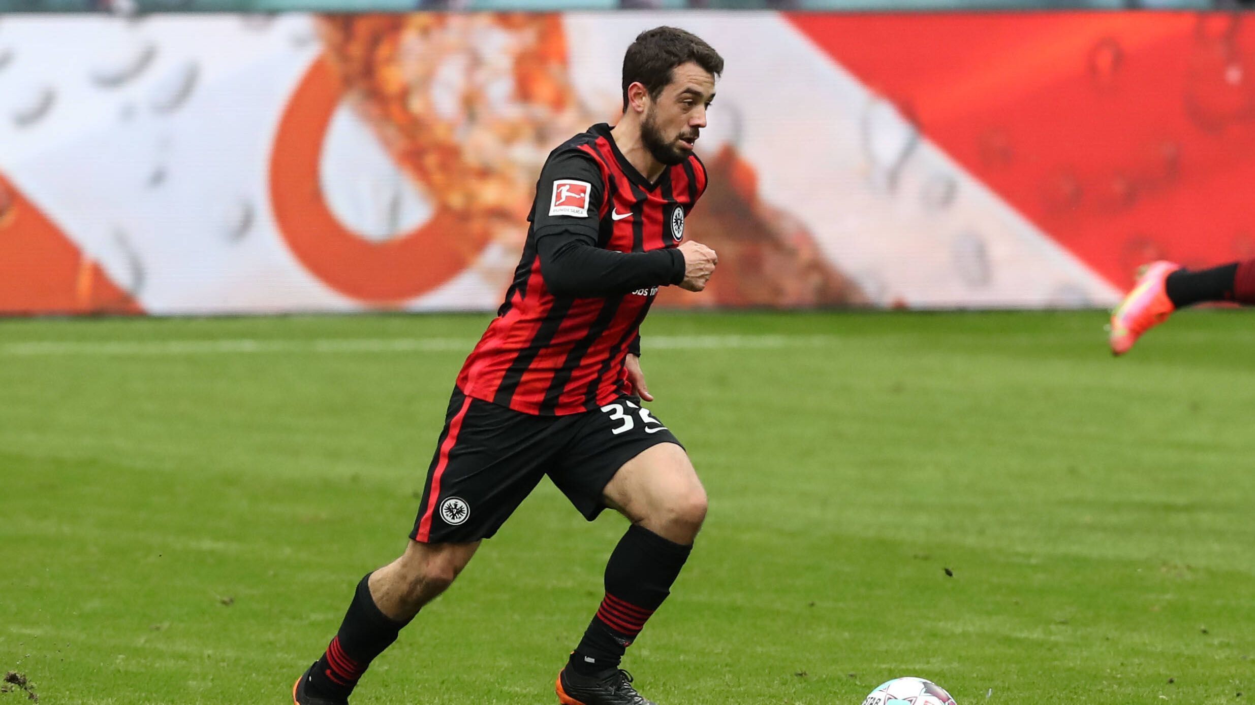 
                <strong>Platz 4: Eintracht Frankfurt (44 Punkte)</strong><br>
                Die Hessen spielen eine starke Saison und liegen aktuell völlig verdient auf Champions-League-Kurs. Zuletzt blieben sie aber drei Spiele ohne Sieg und ließen die Verfolger dadurch wieder ein Stück weit heranrücken. Allerdings treffen Amin Younes (Bild) und Co. noch in direkten Duellen auf Union, Dortmund, Leverkusen und die drittplatzierten Wolfsburger. Mit Punktgewinnen in diesen Partien können die Hessen einen großen Schritt in Richtung Königsklassen-Premiere machen. 
              