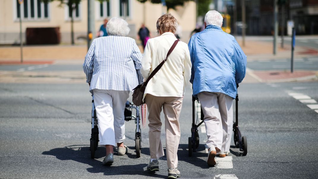 Drei ältere Damen gehen über eine Fußgängerampel. Mehr als jeder Dritte Bundesbürger wird künftig unter 1.200 Euro Rente erhalten.