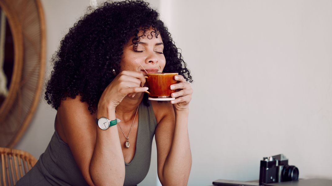 Eine frisch aufgebrühte Tasse Kaffee am Morgen ist nicht nur ein Genuss - sie kann uns auch beim Erreichen des Wunschgewichts unterstützen.