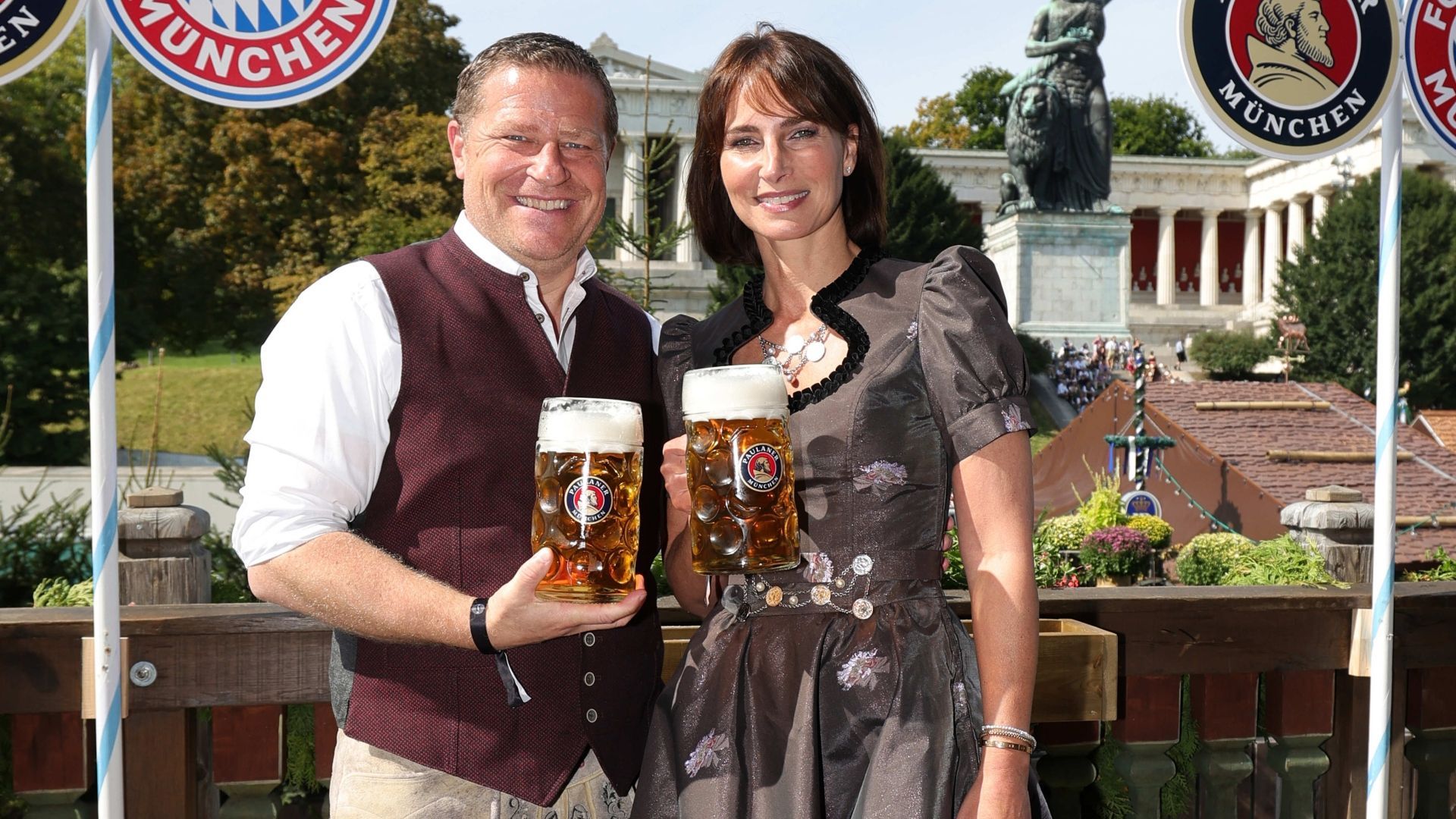 <strong>Der FC Bayern München auf dem Oktoberfest: Die besten Wiesn-Bilder</strong><br>Grund für ein Grinsen hat auch Sportvorstand Max Eberl, der sich hier mit seiner Ehefrau Natascha Fruscella zeigt.