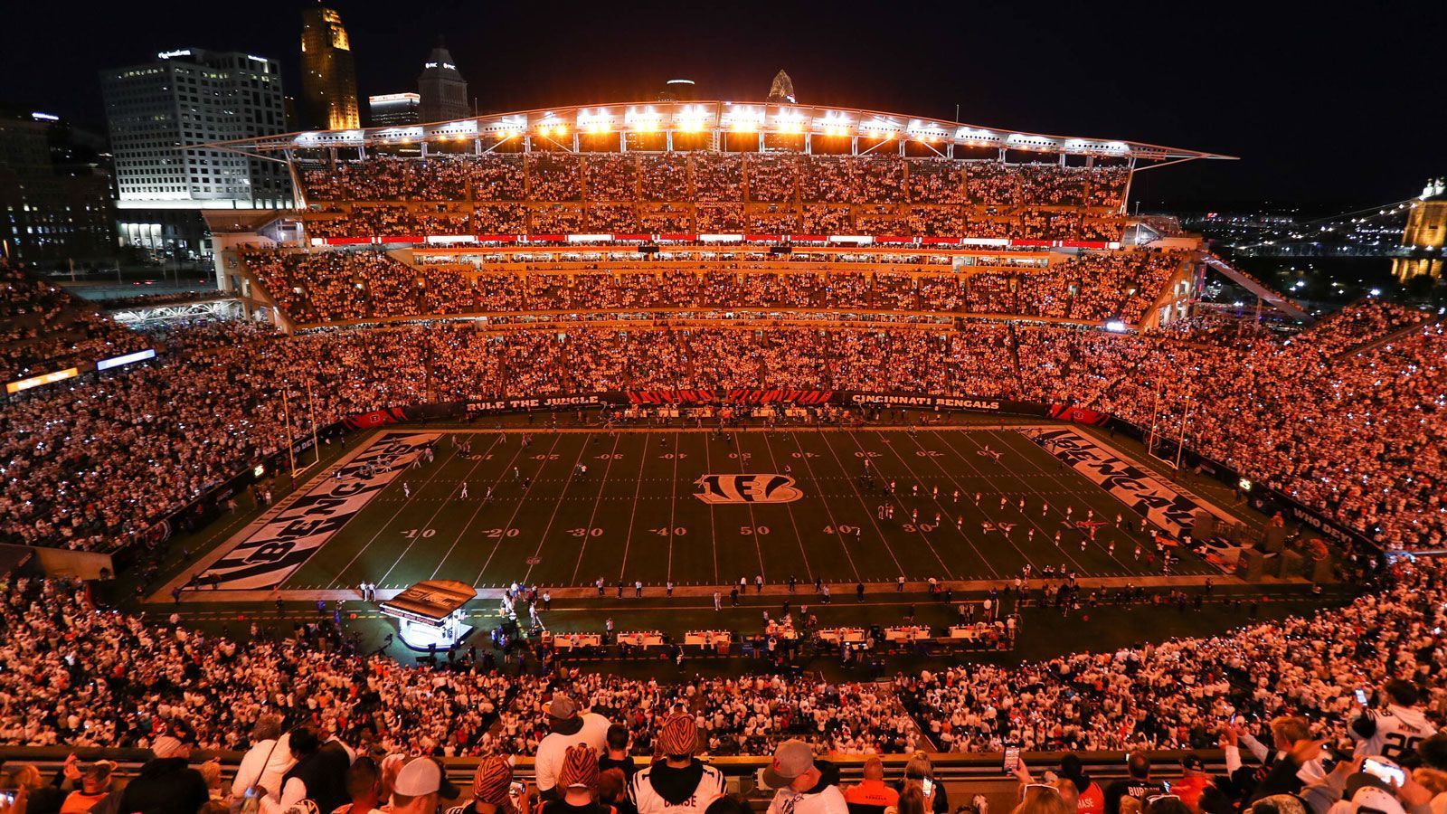 <strong>Stadionbesuch bei den Cincinnati Bengals: 800,47 US-Dollar</strong> <br>Billigstes Ticket (vier Stück): 710,22 US-Dollar <br>Parkplatz: 40 US-Dollar <br>Bier (zwei Flaschen): 13,25 US-Dollar<br>Wasser (zwei Flaschen): 14,40 US-Dollar <br>Hot Dogs (vier Stück): 22,60 US-Dollar