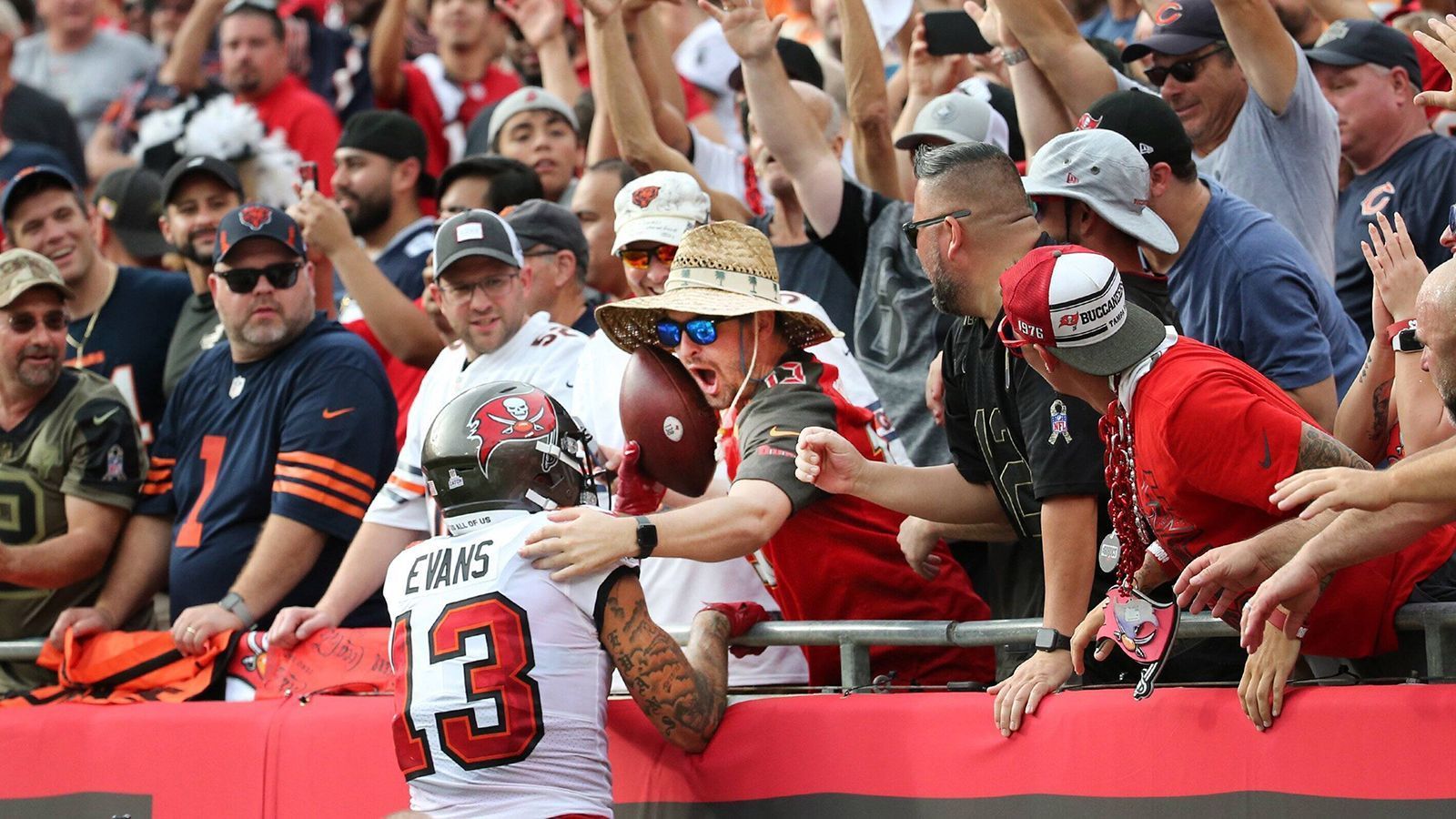 
                <strong>Verlierer: Der Bucs-Fan, der den Ball nach Bradys 600. Touchdown erhielt</strong><br>
                Das hätte besser laufen können für Byron Kennedy. Für den Fan, dem Mike Evans nach Tom Bradys 600. Touchdown-Pass den Ball überreichte. Nach kurzer Diskussion mit einem Buccaneers-Verantwortlichen gab er den geschichtsträchtigen Ball zurück. Erhielt dafür auch jede Menge Merchandise vonseiten der Buccaneers und einen Bitcoin von Tom Brady, doch hätte der Deal nicht sogar noch besser ausfallen können? Ken Goldin, Gründer des auf Sportartikel spezialisierten Auktionshauses "Goldin Auctions", schätzt den Wert des Balles auf 500.000 bis 900.000 US-Dollar. Als Grundlage der Schätzung führt Goldin die (deutlich häufiger) auftretenden Versteigerungen von Baseballs auf, die beim 500. Home Run eines Spielers in die Menge geschlagen wurden. Bislang existieren 28 dieser Baseballs. Brady hingegen ist der einzige NFL-Spieler mit 600 Touchdown-Pässen.
              