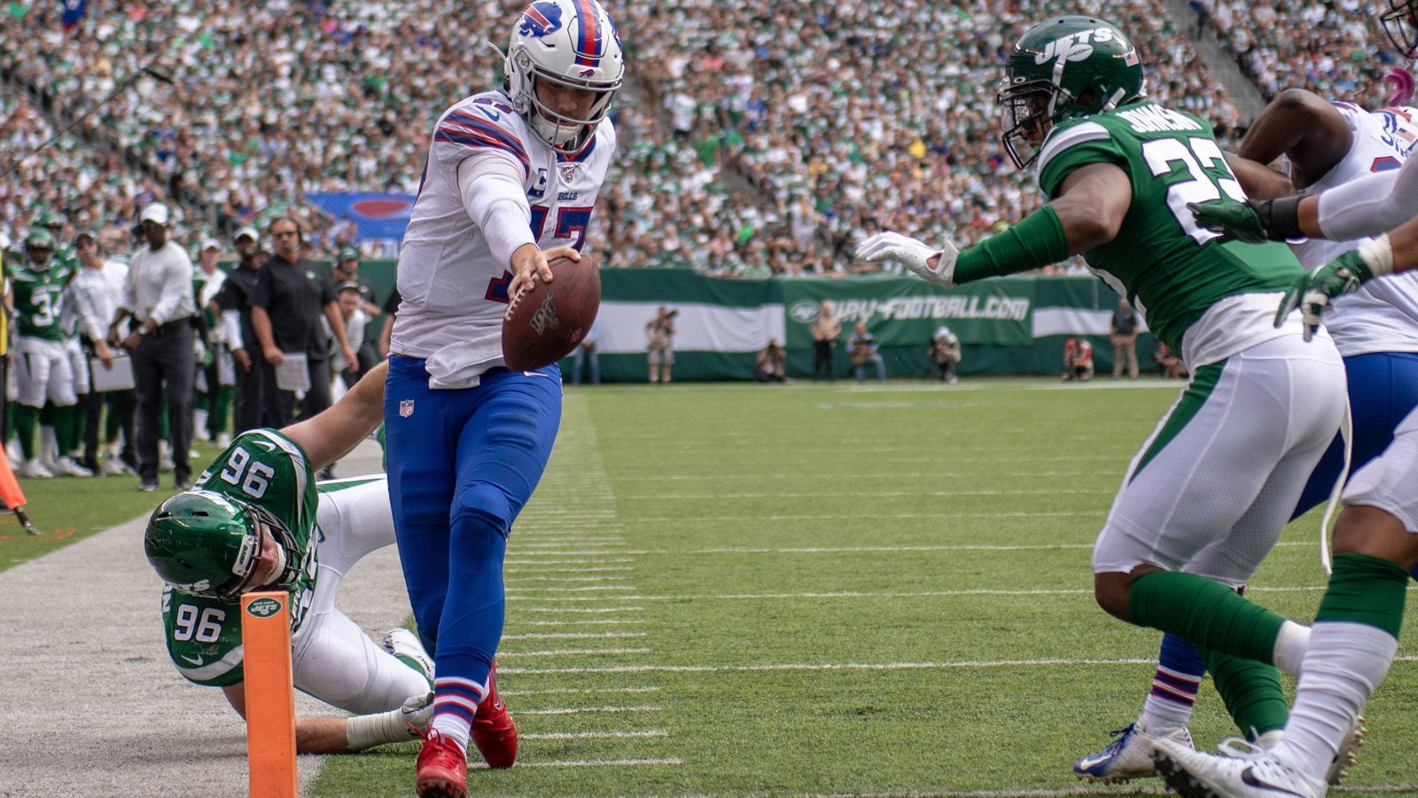 
                <strong>Quarterback: Josh Allen (at New York Giants)</strong><br>
                Der junge Quarterback startete mit einem Sieg gegen die New York Jets erfolgreich in seine zweite NFL-Saison. Für Allen geht es mit den Buffalo Bills wieder nach New Jersey, wo den 23-Jährigen diesmal die New York Giants erwarten. Deren Defense ermöglichte Dak Prescott im ersten Spiel der Saison ein perfektes Passer Rating, 405 Yards und vier Touchdowns. Zudem bringt Allen Qualitäten als Rusher mit. Der Quarterback erzielte in der vergangenen Saison im Durchschnitt über 50 Yards pro Spiel und bejubelte acht Rushing-Touchdowns. 
              