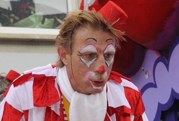 
                <strong>Alaaf, Aloha, Hellau - Fußballstars beim Karneval</strong><br>
                Christoph Daum ist als Jeck natürlich auch mit dabei. Der ehamlige Köln-Trainer macht sich gut als Clown.
              