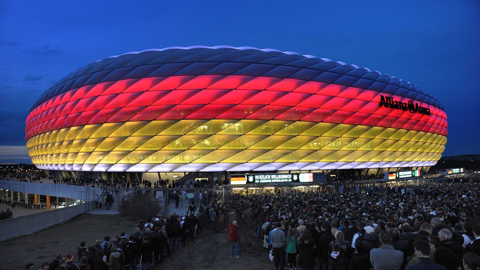 <strong>14. Juni 2024: EM-Auftakt</strong><br>
                Am 14. Juni hat dann das Warten endlich ein Ende – für die deutsche Nationalmannschaft beginnt das Turnier in München gegen Schottland. Anstoß ist um 21 Uhr. Für die Bayern-Spieler im DFB-Kader ist die Partie also ein Heimspiel.

