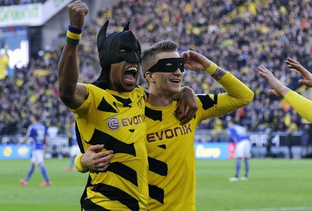 
                <strong>Batman & Robin (Aubameyang, Reus)</strong><br>
                Vielleicht nicht das gefährlichste Duo von allen, aber eines mit einem provokanten Torjubel. Die Masken wurden ausgerechnet im Derby gegen Schalke auf Aubameyangs Wunsch hin in einem Beutel hinter dem Tor versteckt - und wenig später genutzt.
              