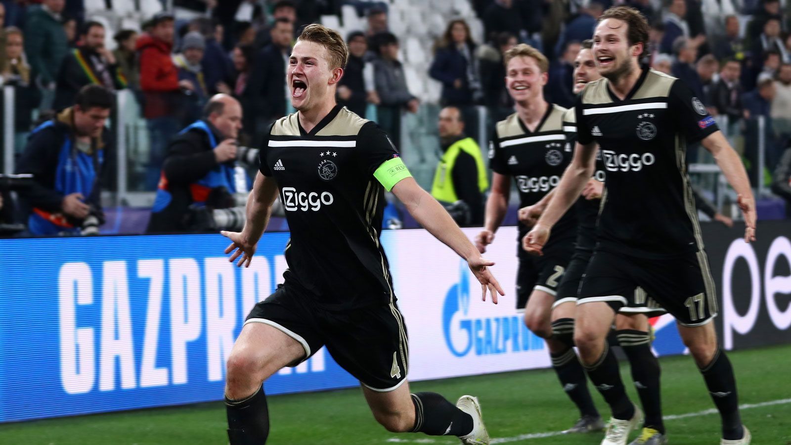 
                <strong>Kampf um de Ligt mit allen Mitteln</strong><br>
                Ajax-Kapitän Matthijs de Ligt ist die heißeste Ware des Sommers. Nahezu alle europäischen Topklubs wetteifern um die Dienste des 19-jährigen Innenverteidigers: FC Barcelona, Paris St. Germain, Juventus Turin, FC Liverpool, Manchester United - sie alle wurden in den vergangenen Wochen schon mit dem Niederländer in Verbindung gebracht. Doch was heißt das schon? De Ligt selbst will sich erst nach seinem Urlaub entscheiden, sagt er. Derweil ziehen die großen Klubs wirklich alle Register, um das Abwehr-Juwel zu sich zu locken.
              