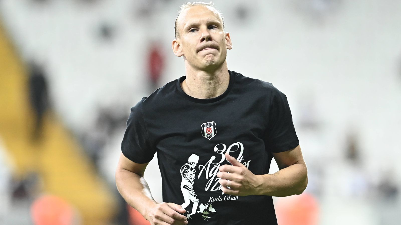 
                <strong>Abwehr: Domagoj Vida</strong><br>
                Der Mann mit dem größten Erfolg im Kader von Besiktas ist Domagoj Vida. Mit der kroatischen Nationalmannschaft erreichte er 2018 nach einem dramatischen Halbfinal-Sieg über England das Finale der Weltmeisterschaft in Russland, wo dann Frankreich allerdings eine Nummer zu groß war (2:5). Zudem ist Vida einer der vielen Ex-Bundesliga-Spieler im Kader von BJK, 2010/11 war er wenig erfolgreich für Bayer Leverkusen unterwegs. Für das Duell mit Borussia Dortmund fällt er jedoch verletzungsbedingt aus.
              