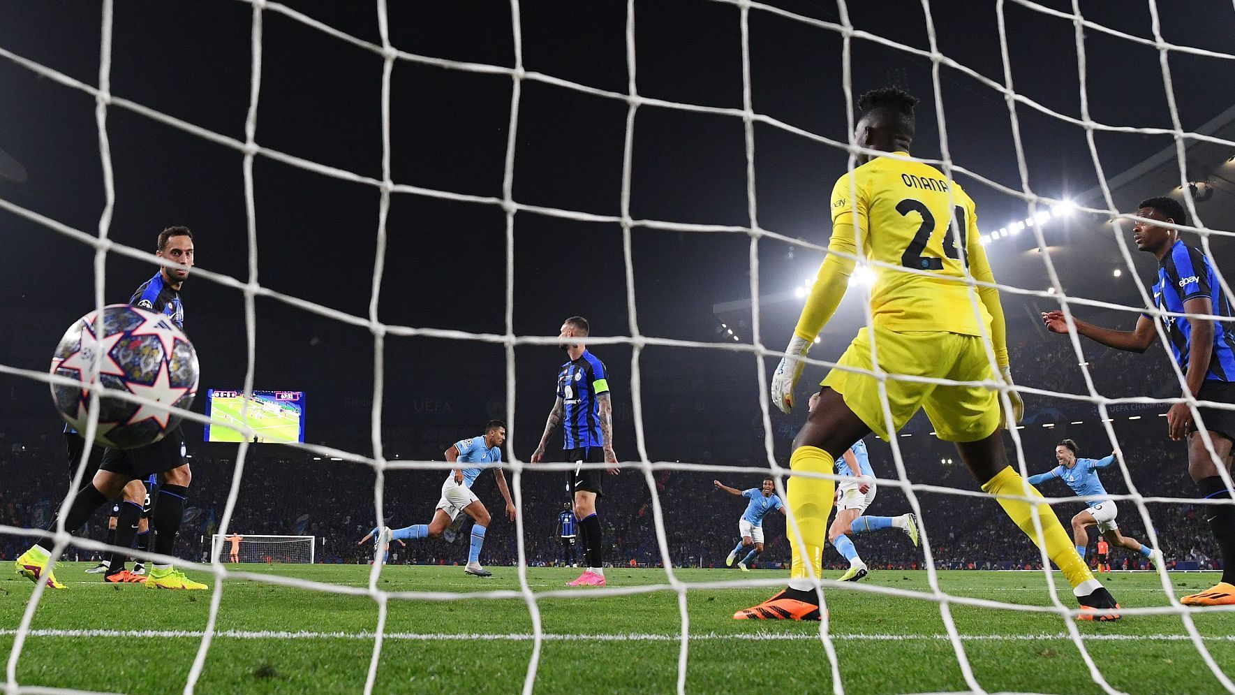 
                <strong>Mirror (England)</strong><br>
                "Treble Makers! Rodris großartiger Schuss verhilft Guardiolas Mannschaft zum Sieg über Inter. Damit feiert City den ersten Champions-League-Titel und das erste Triple"
              