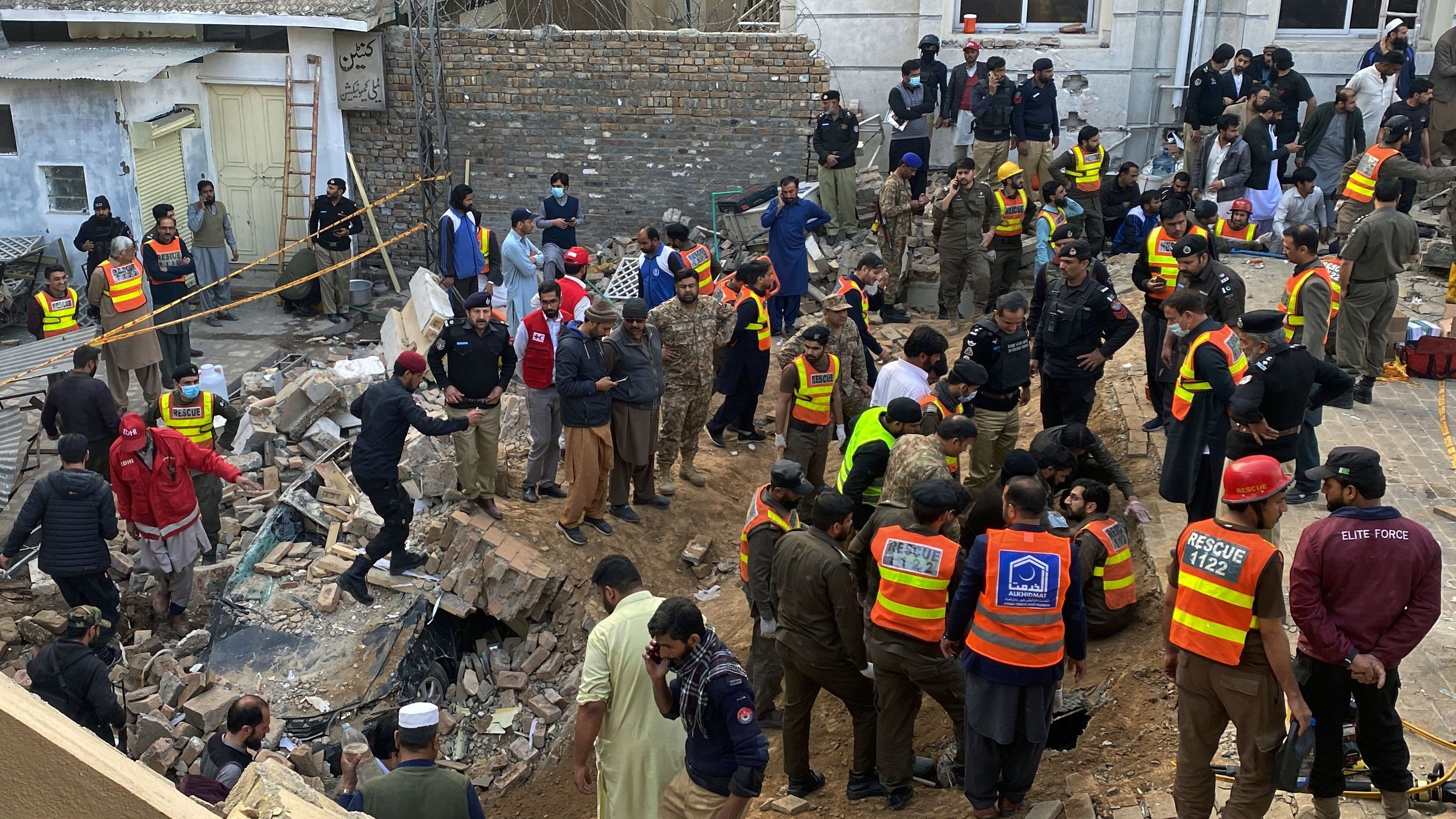 Nach dem Selbstmordattentat auf eine Moschee im pakistanischen Peschawar suchen Sicherheitsbeamte und Rettungskräfte nach Opfern.