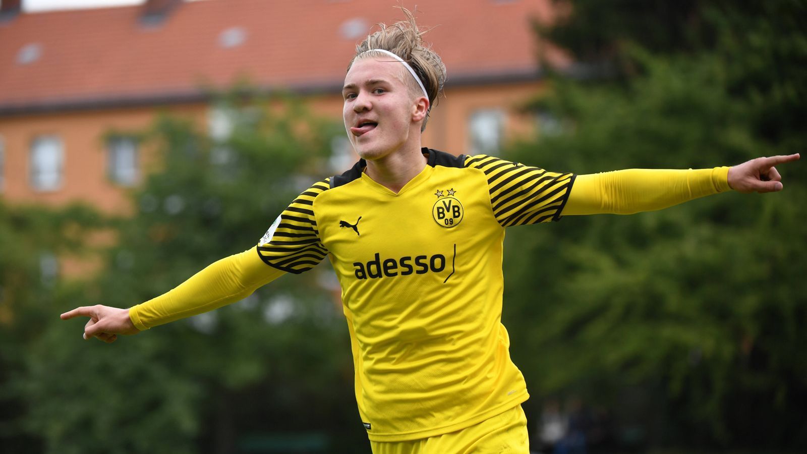 
                <strong>Julian Rijkhoff - niederländischer Rohdiamant</strong><br>
                Vor einem Jahr, an seinem 16. Geburtstag, kam Julian Rijkhoff aus der berühmten Jugendakademie von Ajax Amsterdam zur Borussia. Aktuell liefert der 1,83 Meter große Stürmer in der U19-Bundesliga ordentlich ab: neun Tore und zwei Assists stehen in zehn Spielen zu Buche und sorgen dafür, dass sich die BVB-Fans wohl eher keine Sorgen um die Sturm-Zukunft der Schwarz-Gelben machen müssen. Auch Rijkhoffs Coach bei der Dortmunder U19, Mike Tullberg, sieht das ähnlich. "Seine größte Waffe ist das Toreschießen, so simpel das auch klingen mag", sagte er bei "Spox".
              