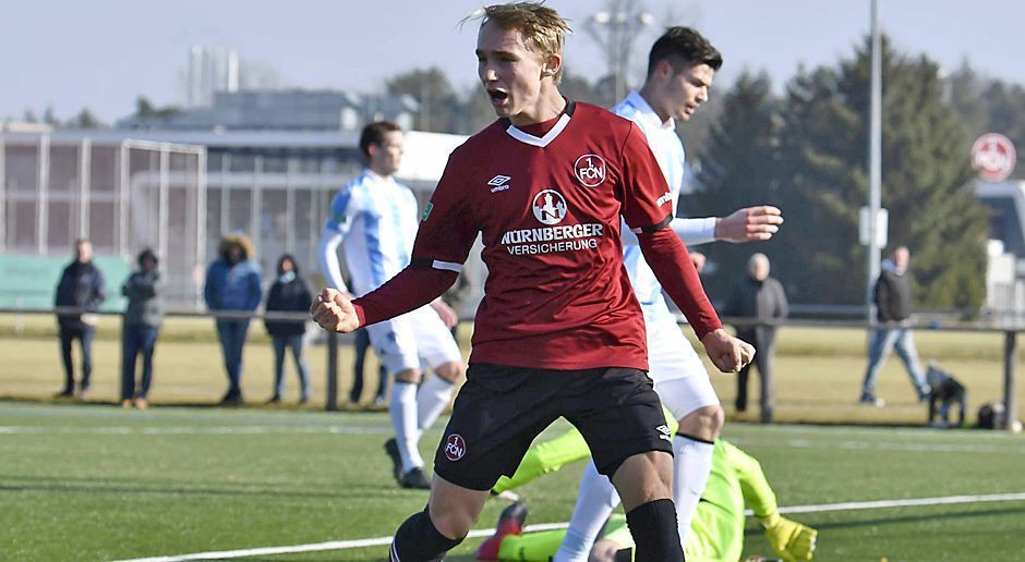 
                <strong>Zentrales Mittelfeld: Philipp Harlaß (1. FC Nürnberg)</strong><br>
                Zentrales Mittelfeld: Philipp Harlaß (1. FC Nürnberg):Trotz der großen Konkurrenz auf seiner Position ist Harlaß im zentralen Mittelfeld unserer Top-Elf gesetzt. Der Grund: Er ist die Lebensversicherung seiner Mannschaft. Die U19 des FCN dümpelt im Mittelfeld der Staffel Süd/Südwest herum und ohne Harlaß wäre sie deutlich schlechter platziert. Als Mittelfeld-Allrounder kommt Harlaß auf neun Tore und neun Vorlagen in 21 Spielen. Damit ist er Nürnbergs Top-Scorer und der torgefährlichste seiner Liga auf der Position. Der Halb-Spanier nannte in einem Interview mit "fcn.de" Isco als sein Idol. 
              